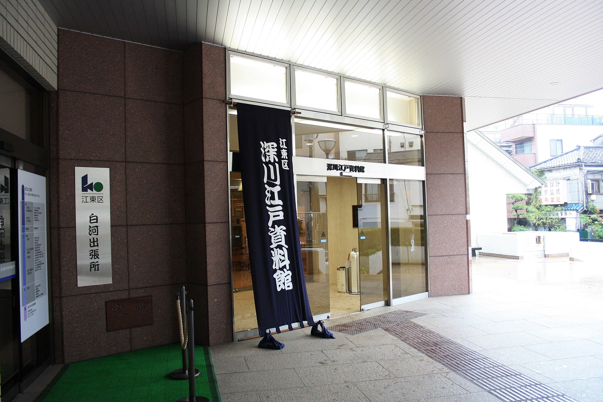 深川江戸資料館の館内に再現された江戸の町並み