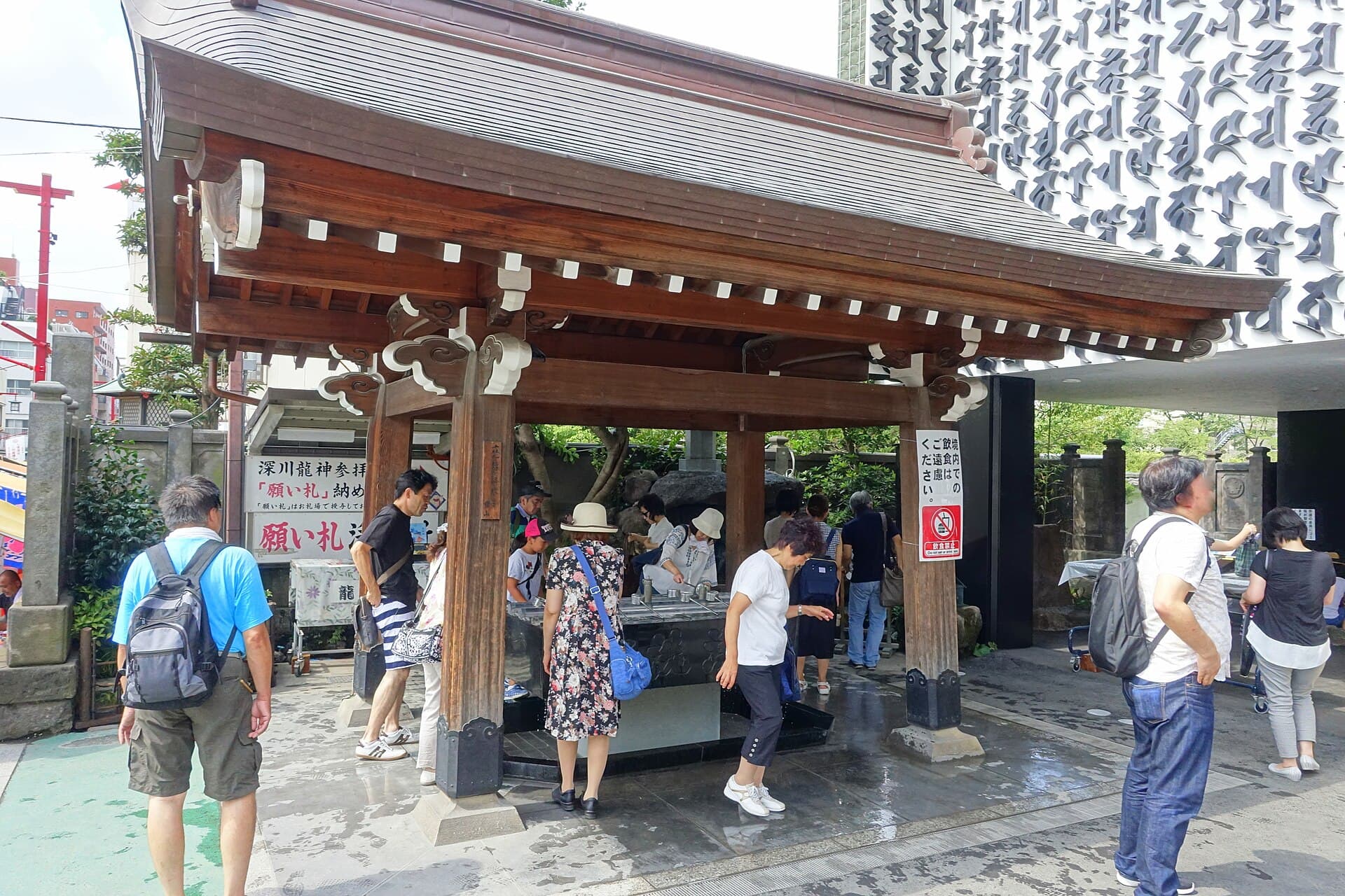 深川不動堂の境内にある手水舎。参拝前に手や口を清める場所