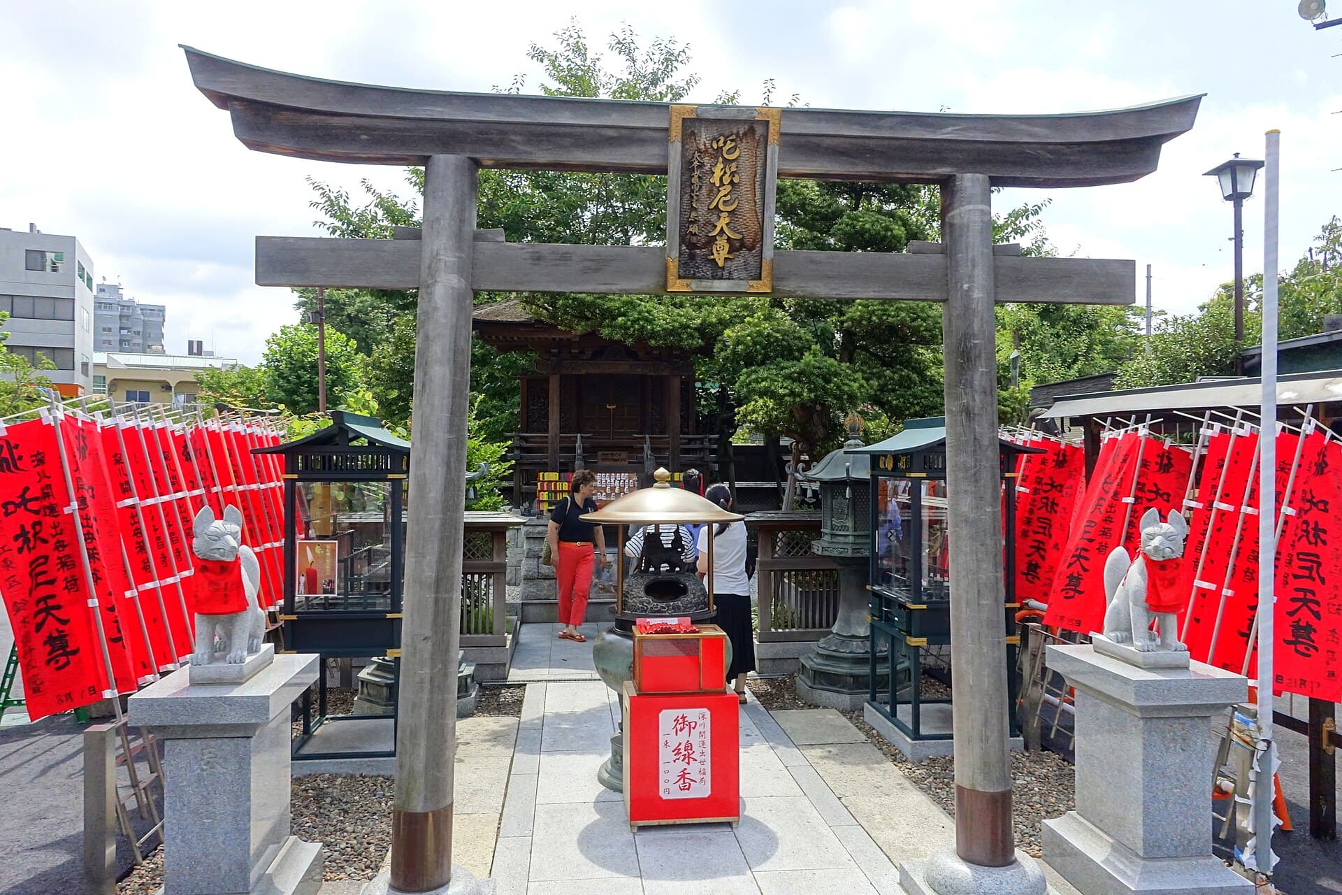 深川不動堂の境内に祀られている稲荷社の鳥居と社殿