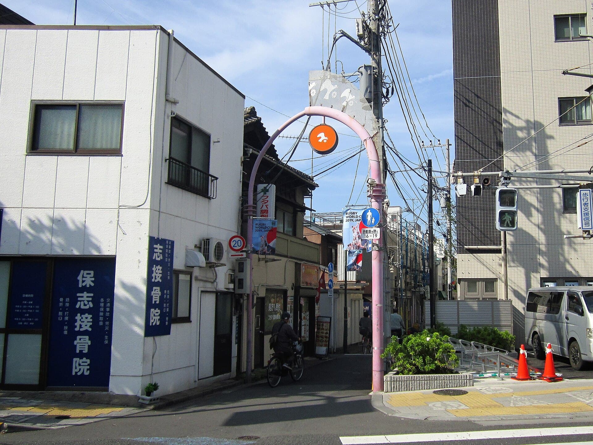 鳩の街通り商店街の通りの様子