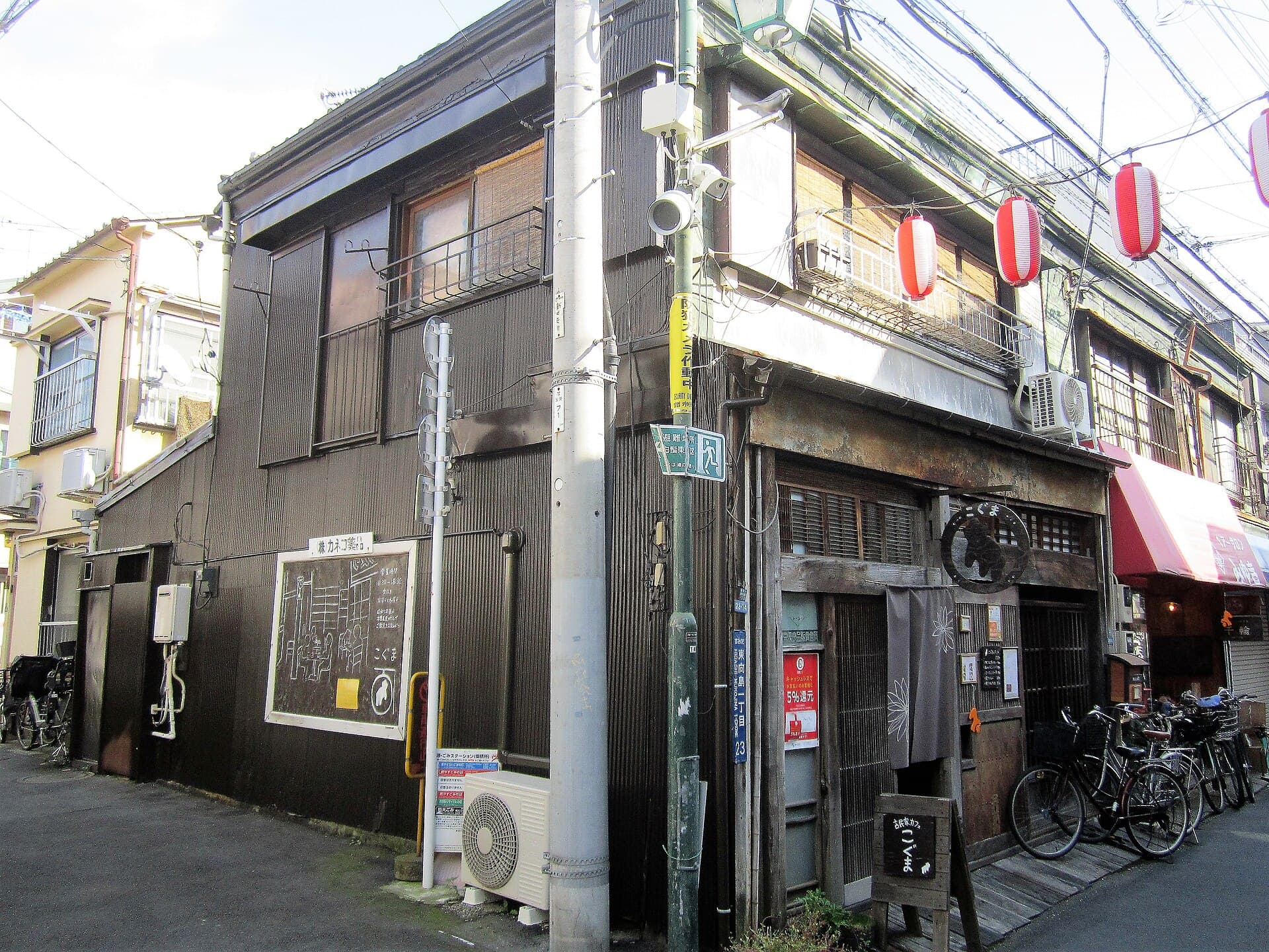 鳩の街通り商店街の店舗が並ぶ通り