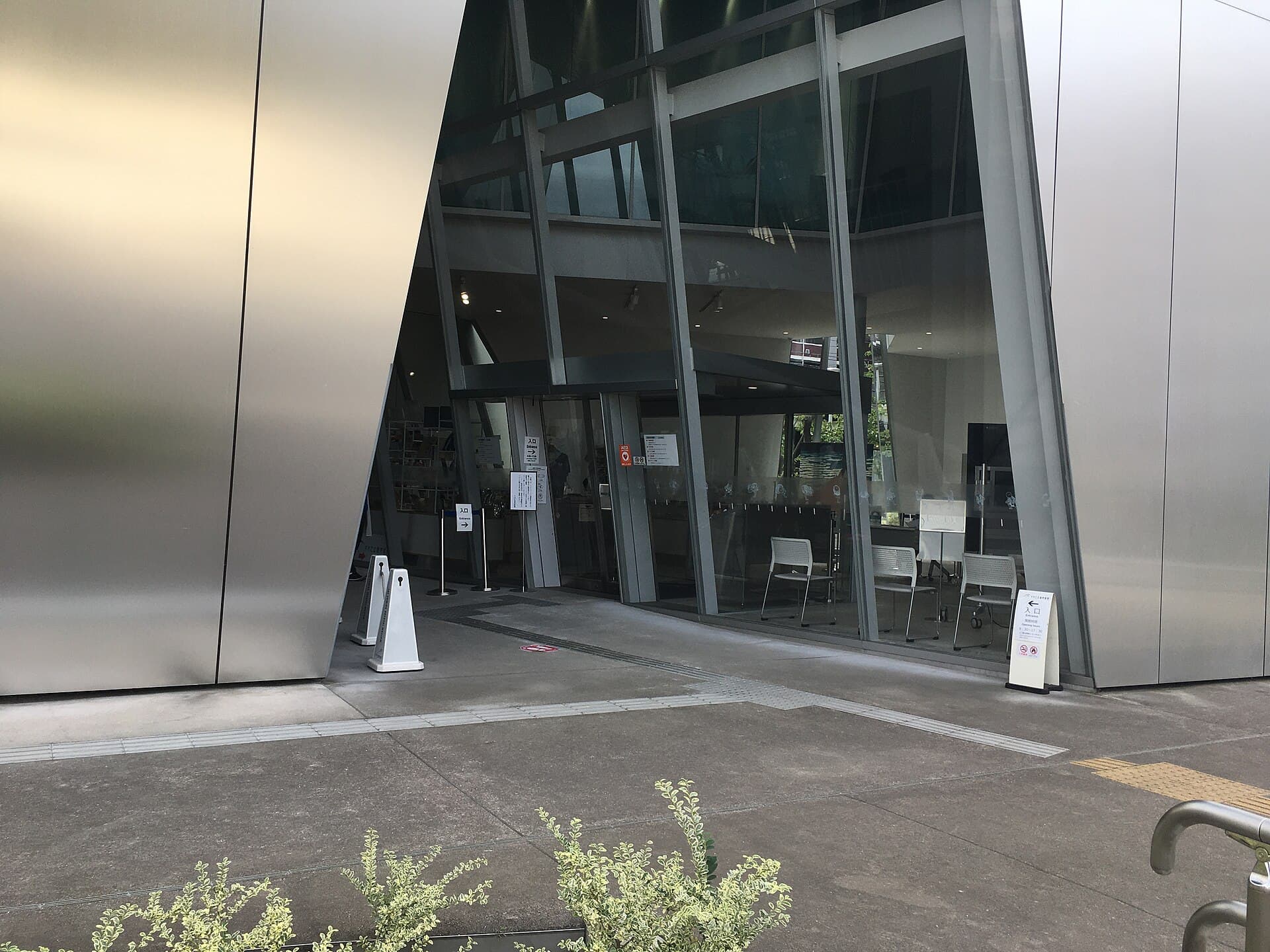 すみだ北斎美術館の特徴的な金属パネルに覆われた外観