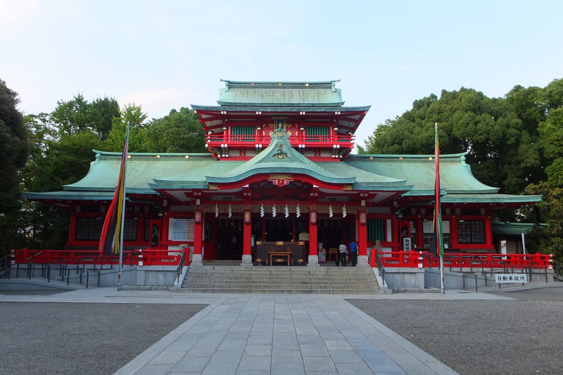 東京都江東区にある富岡八幡宮の社殿を正面から捉えた外観